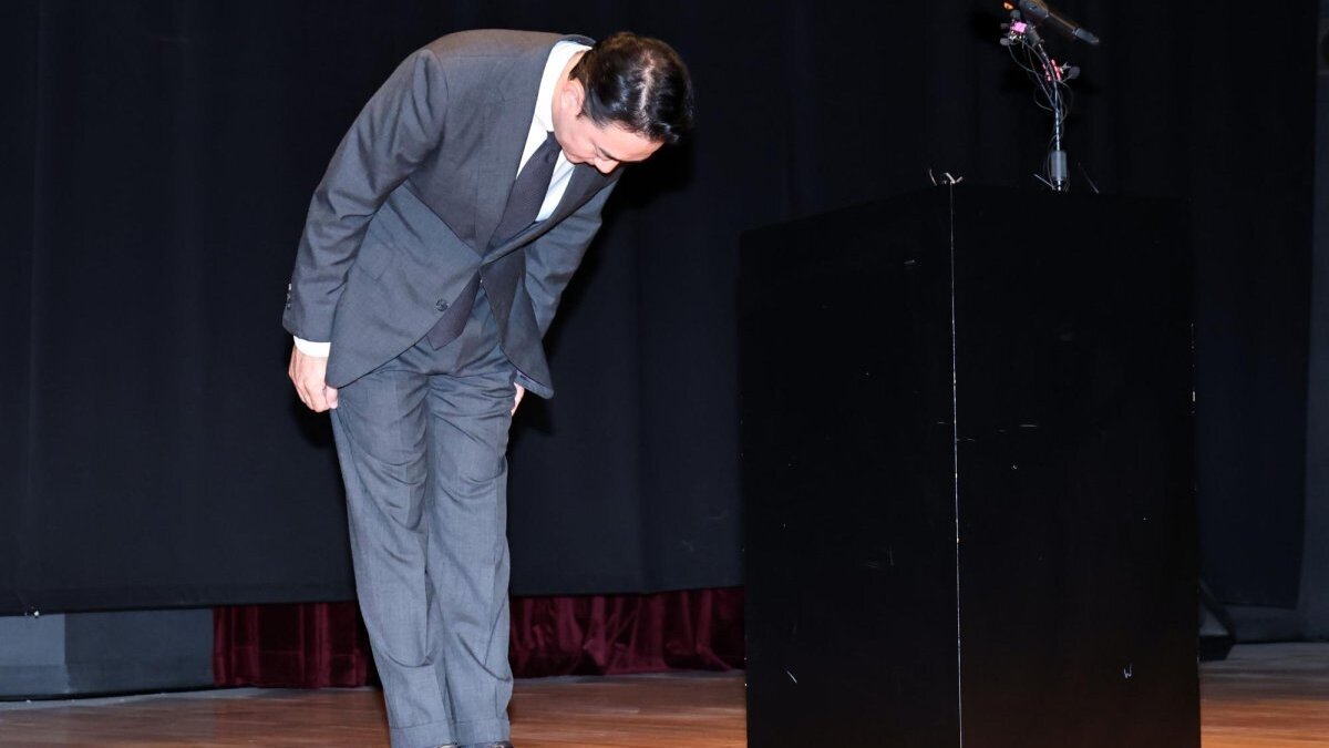 
JoongAng Group Vice Chairman Hong Jeong-do bows in apology during a news conference at the JoongAng Ilbo building in Seoul on Monday after JTBC and other group affiliates filed for court-led rehabilitation amid a liquidity crisis. Photo by Yonhap News Agency
                                            