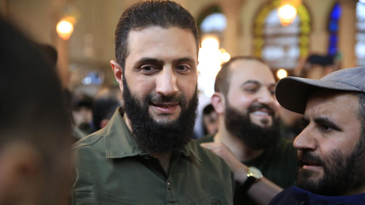 Partidarios dan la bienvenida al líder del grupo islamista sirio Hayat Tahrir al-Sham (HTS), Ahmad Al Sharaa, que encabezó una ofensiva rebelde relámpago para arrebatar Damasco del control gubernamental, el 8 de diciembre de 2024 en Damasco. Al Sharaa, bajo el seudónimo de Abu Mohamed Al Jolani, era el jefe militar de HTS.