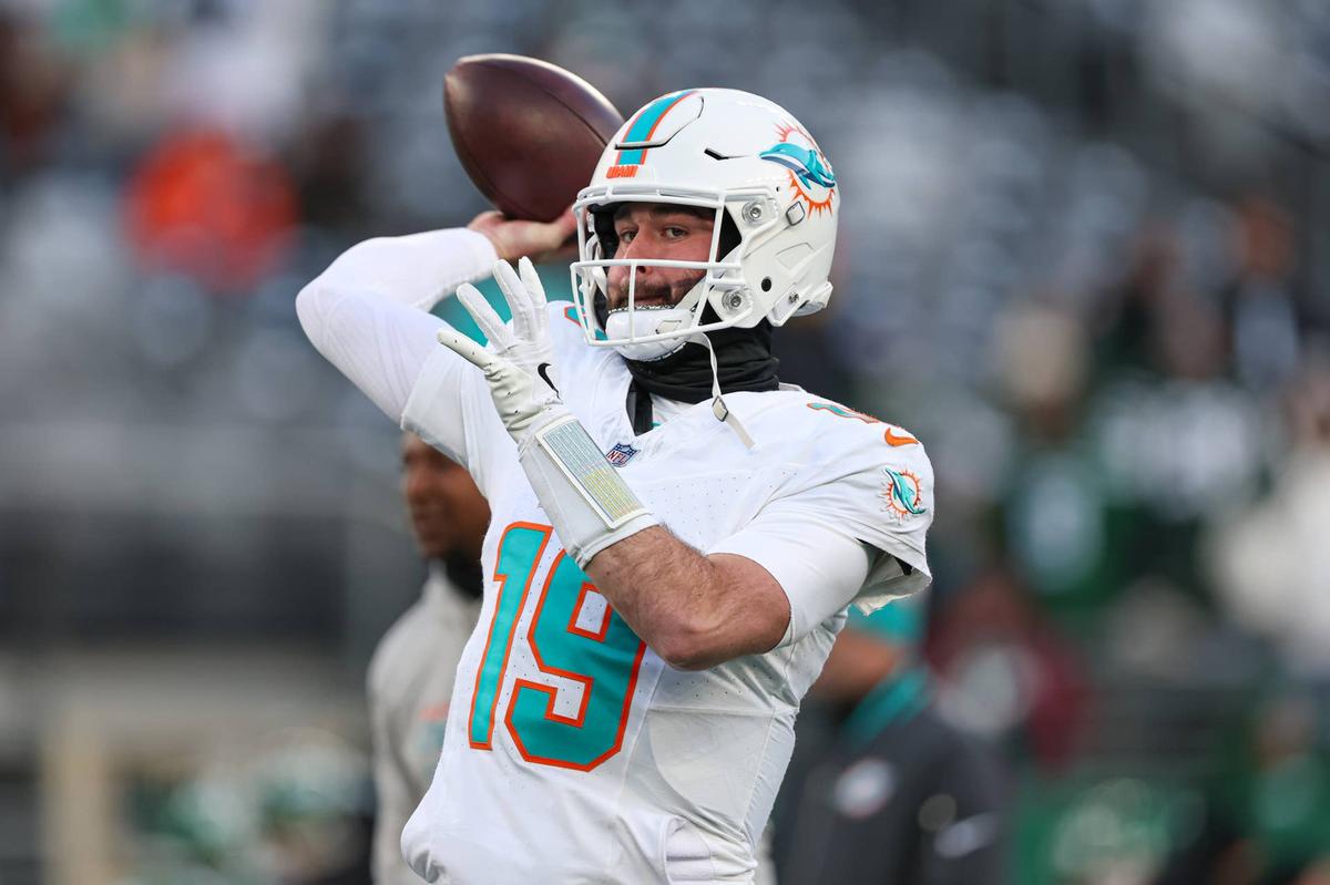  Miami Dolphins quarterback Skylar Thompson (19) warms up before the game against the New York Jets. Vincent Carchietta-Imagn Images