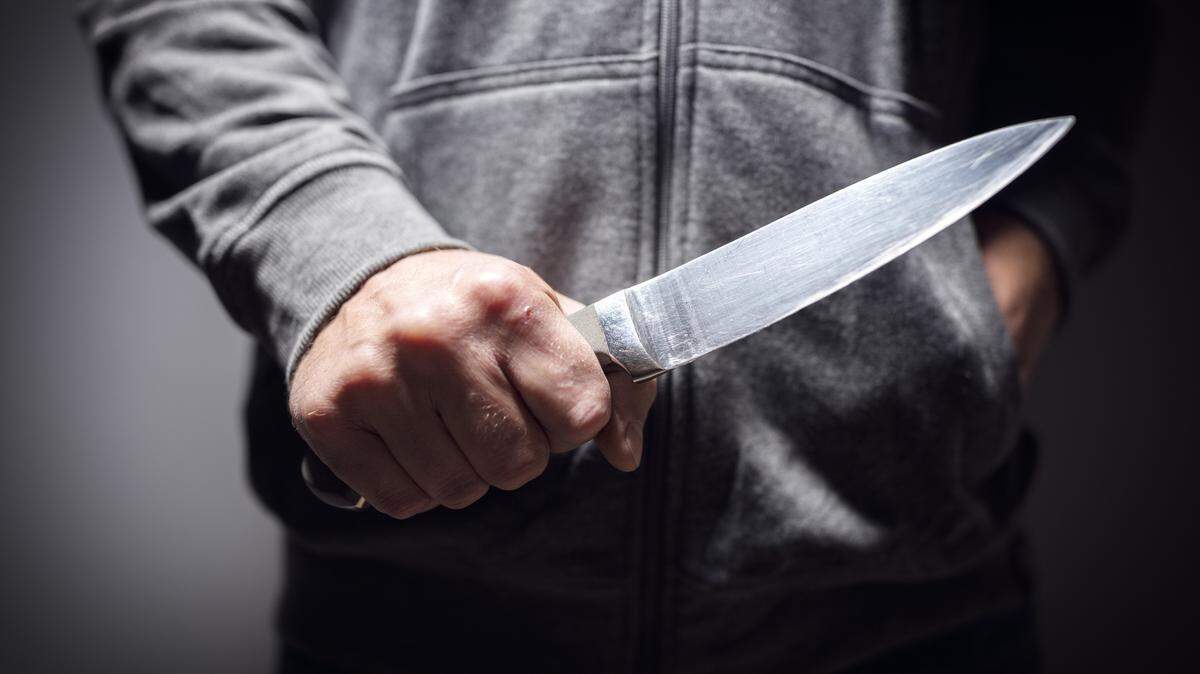 Un hombre caminaba por una calle de la Florida empuñando un cuchillo, cuando lo vieron apuñalándose llamaron a la policía.
