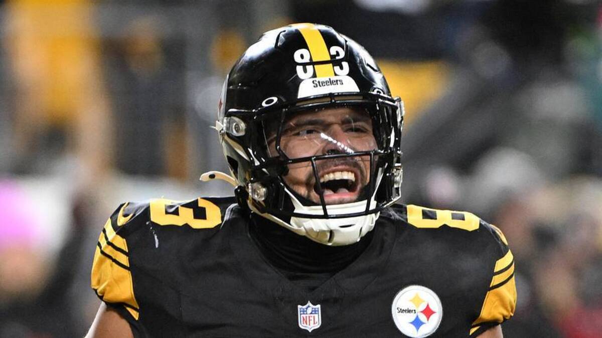  Dec 15, 2025; Pittsburgh, Pennsylvania, USA; Pittsburgh Steelers tight end Connor Heyward (83) celebrates a second quarter touchdown against the Miami Dolphins at Acrisure Stadium. Mandatory Credit: Barry Reeger-Imagn Images | Barry Reeger-Imagn Images 