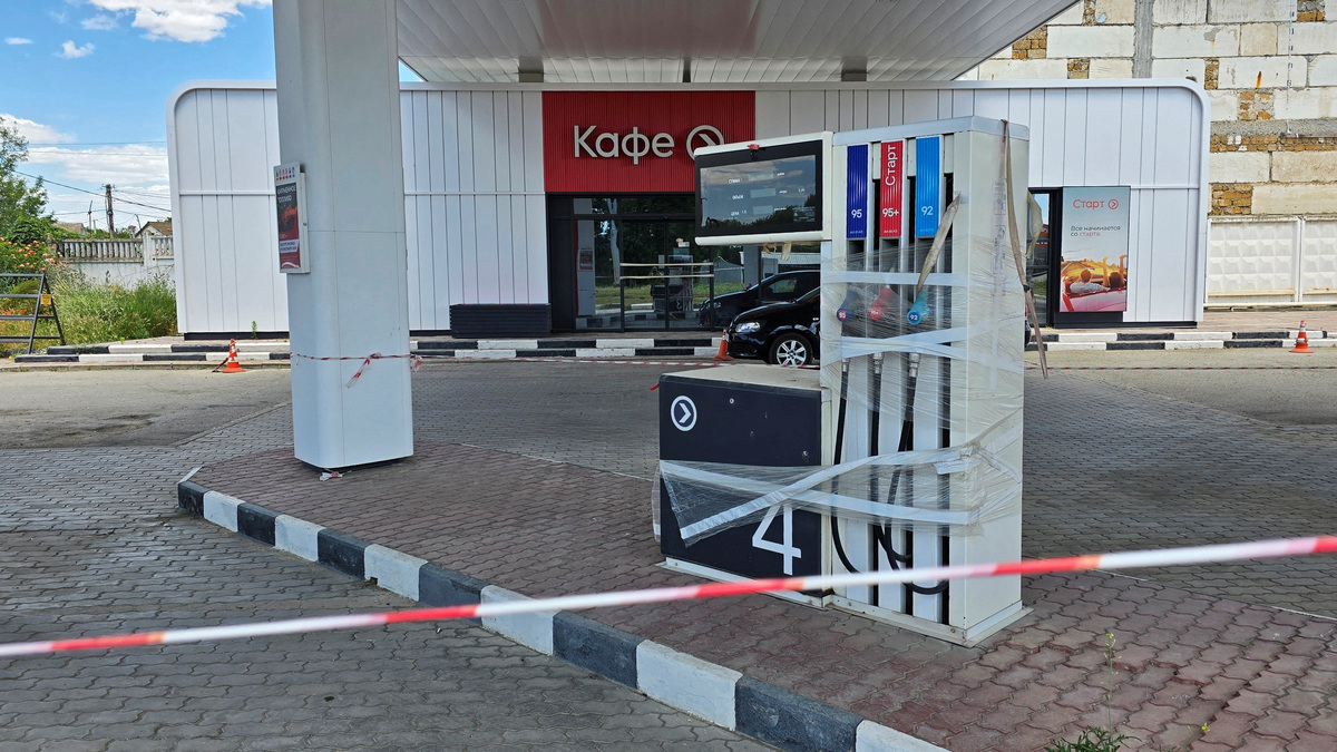 A view of a closed gas station after local authorities suspended petrol sales to the public and businesses due to a fuel crisis caused by Ukrainian attacks on its supply routes, in Saki, Crimea, June 22, 2026. Picture taken with a mobile phone. REUTERS/Alexey Pavlishak