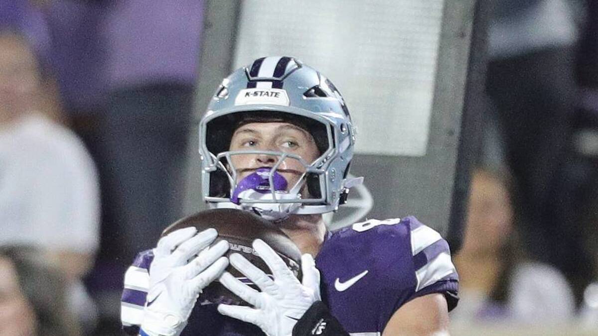  Kansas State Wildcats tight end Brayden Loftin (87) makes a catch during the third quarter of the game against Arizona at Bill Snyder Family Stadium on Friday, September 13, 2024. | USA TODAY Network via Reuters Connect 