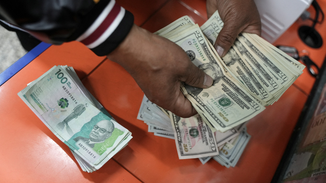 Mayoría monedas A.Latina cae ante leve alza del dólar a nivel global, atención en Oriente Medio 