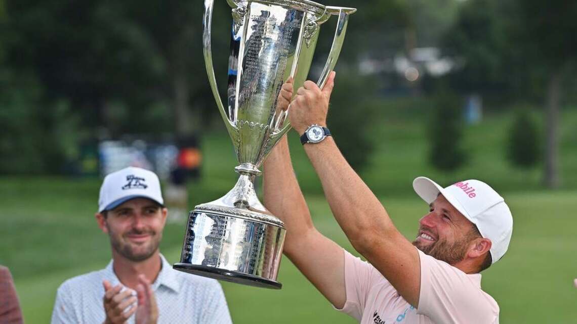 Root for him or not, Clark ups his game for Tour Championship