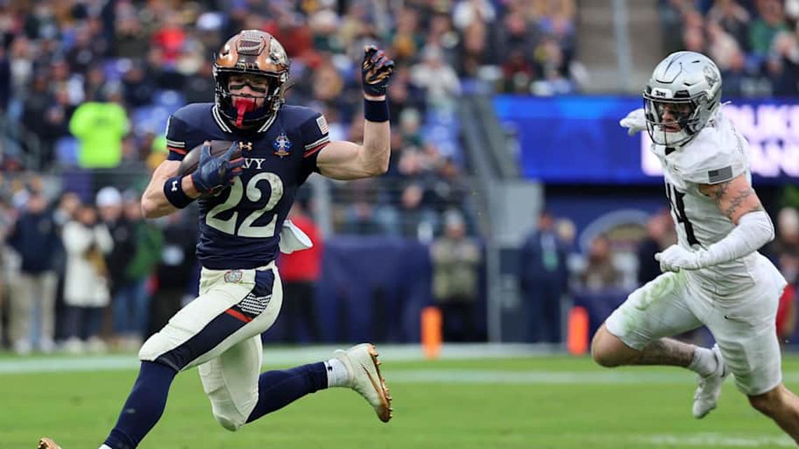  Dec 13, 2025; Baltimore, Maryland, USA; Navy Midshipmen wide receiver Eli Heidenreich (22) rushes the ball against the Army Black Knights during the first half at M&T Bank Stadium. Mandatory Credit: Mike Dinovo-Imagn Images | Mike Dinovo-Imagn Images 