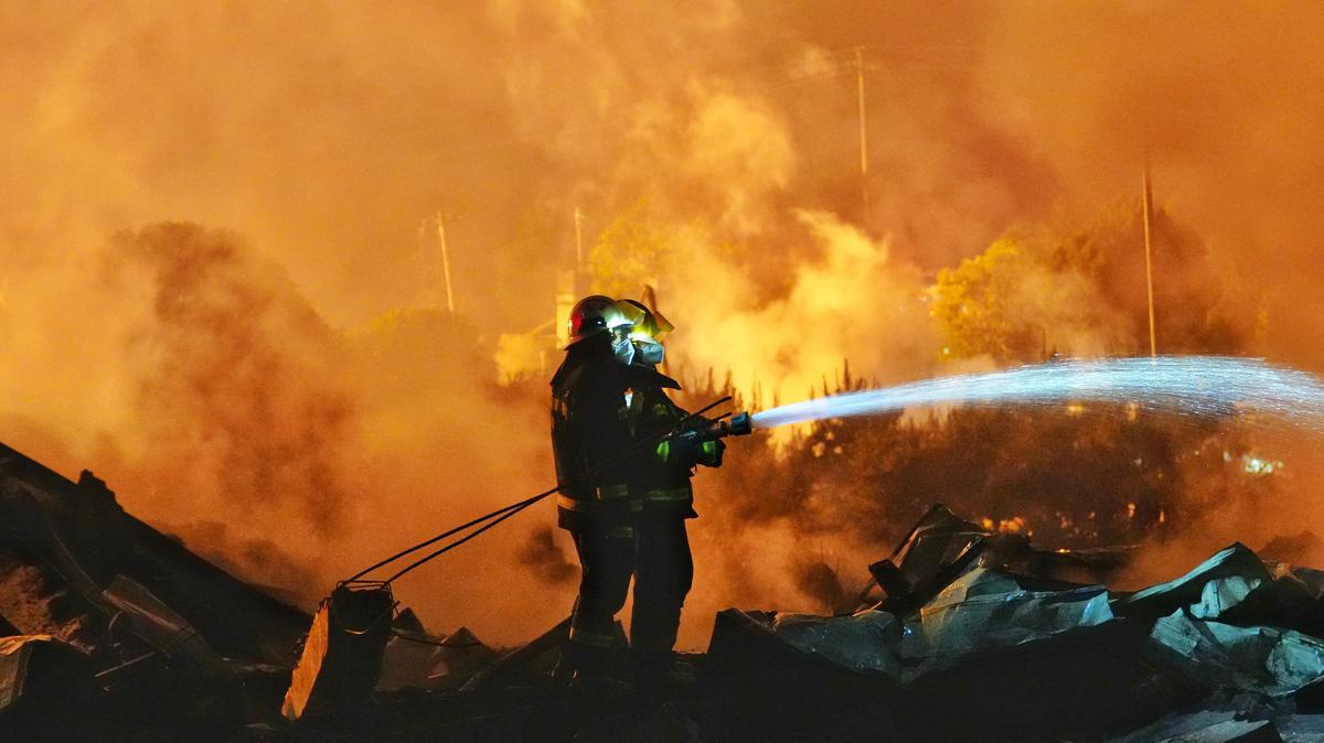 Firefighters work to distinguish a fire following a blast at a fireworks manufacturing factory in Liuyang, Hunan province, China, May 5, 2026. cnsphoto via REUTERS   ATTENTION EDITORS - THIS IMAGE WAS PROVIDED BY A THIRD PARTY. CHINA OUT.