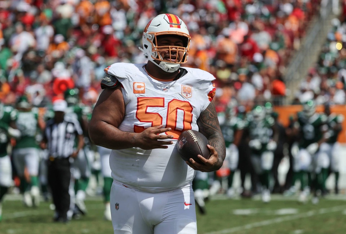  Sep 21, 2025; Tampa, Florida, USA; Tampa Bay Buccaneers defensive tackle Vita Vea (50) recovers the fumble against the New York Jets during the second quarter at Raymond James Stadium. Mandatory Credit: Kim Klement Neitzel-Imagn Images