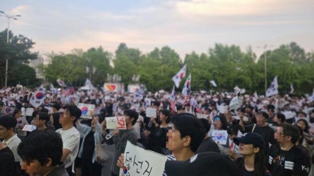 Protesters gather outside the SK Olympic Handball Stadium in Seoul’s Olympic Park to demand a rerun of South Korea’s June 3 local elections. Photo by Asia Today
                                            