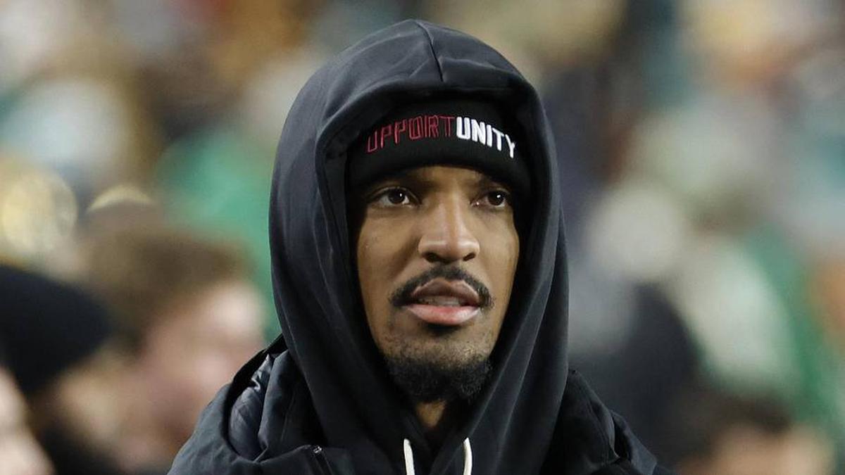  Dec 20, 2025; Landover, Maryland, USA; Washington Commanders quarterback Jayden Daniels (5) looks on from the sidelines during the final minutes of the second half against the Philadelphia Eagles at Northwest Stadium. Mandatory Credit: Amber Searls-Imagn Images | Amber Searls-Imagn Images 