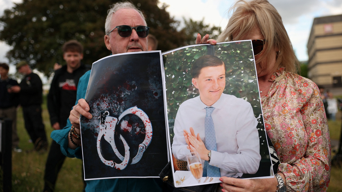 Demonstrators hold two pictures, one of Henry Nowak and another of handcuffs, during a protest outside Southampton Central Police Station following the conviction of Vikrum Digwa for the murder of student Henry Nowak, in Southampton, Britain, June 2, 2026. REUTERS/Isabel Infantes
