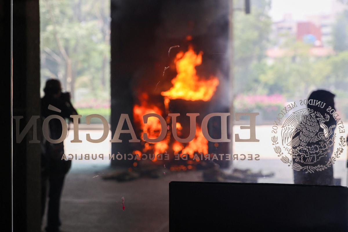 A fire burns at the Secretariat of Public Education (SEP) after it was vandalized by dissident teachers from Mexico's National Coordination of Education Workers (CNTE) during a protest to demand better wages and pensions, under the slogan "If there's no solution, the ball won't roll," ahead of the 2026 FIFA World Cup, in Mexico City, Mexico, June 3, 2026. REUTERS/Luis Cortes
