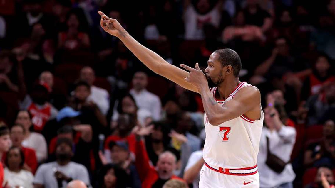  Houston Rockets forward Kevin Durant reacts after a made basket against the Philadelphia 76ers. | Erik Williams-Imagn Images 