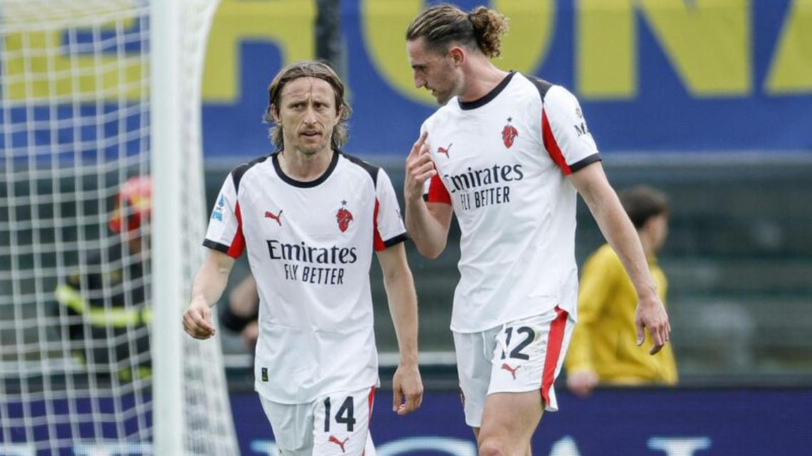 El jugador del AC Milan Adrien Rabiot (d) celebra con su compañero Luka Modric el 0-1 durante el partido de la Serie A que han jugado Hellas Verona FC y AC Milan en Verona, Italia. EFE/EPA/EMANUELE PENNACCHIO