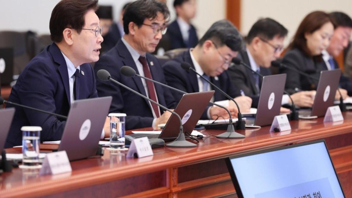 President Lee Jae Myung (L) attends a meeting with his senior secretaries at the presidential office Cheong Wa Dae in Seoul, South Korea, 28 May 2026. Photo by YONHAP / EPA