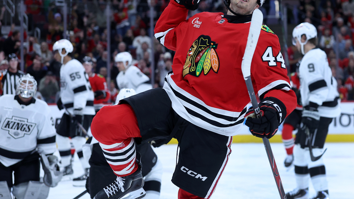 Chicago Blackhawks snap a 3-game skid with a scrappy 2-1 win over the Los Angeles Kings 