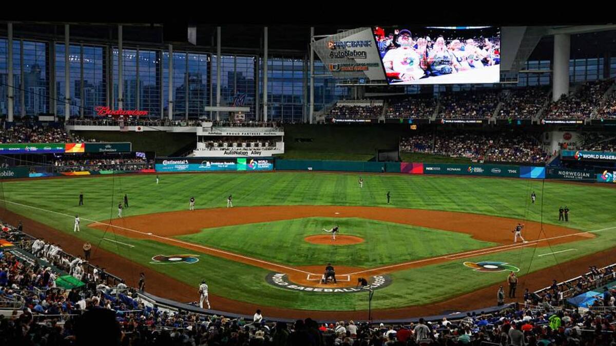 Miami's loanDepot park is set to fill in for Madison Square Garden and host Michigan vs. Duke ... in men's basketball. | Rhona Wise-Imagn Images 