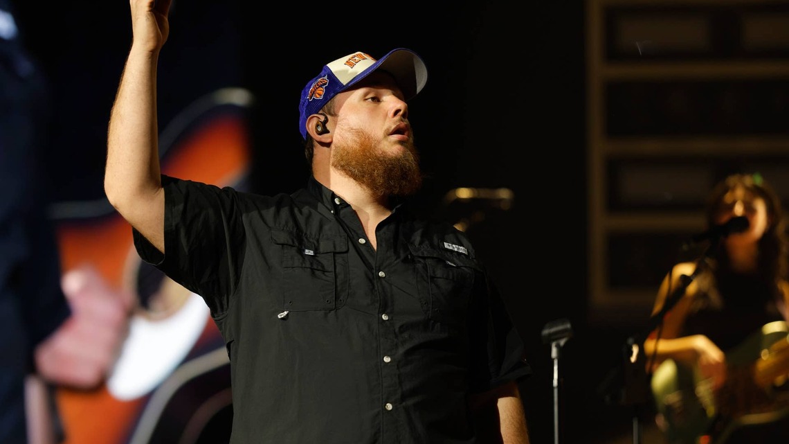 Country Star Luke Combs Celebrates 30-Lb. Weight Loss During Hunting Trip 