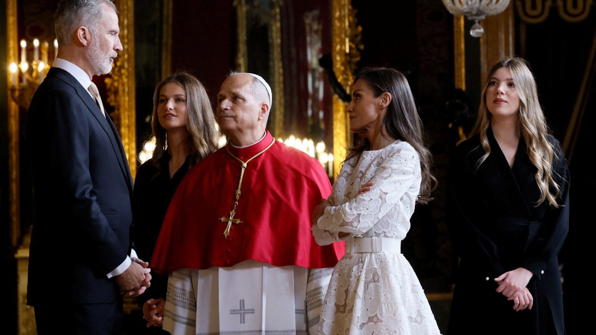Spain’s King Felipe and Queen Letizia talk to Pope Leo XIV, alongside Leonor, Princess of Asturias, and Infanta Sofia, in Madrid, Spain, June 6, 2026. EFE/Ballesteros/Pool via REUTERS