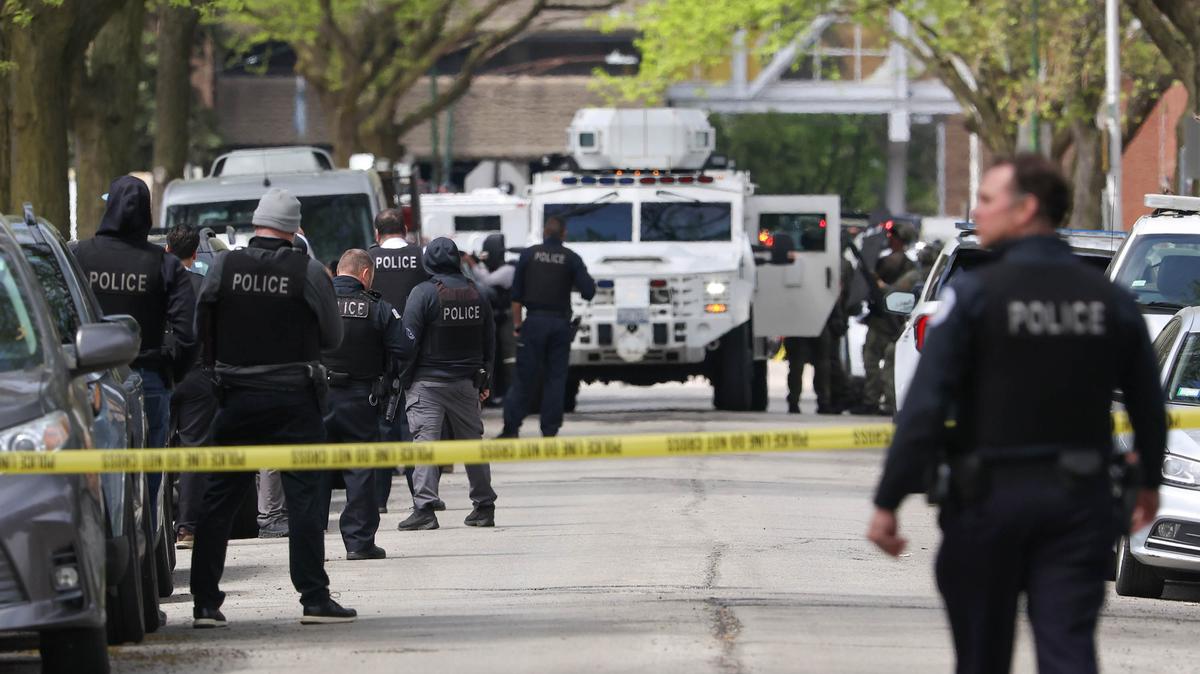 Police officers watch the scene where a shooting suspect was located at a building near Endeavor Health Swedish Hospital after he shot two officers on April 25, 2026, in Chicago. (John J. Kim/Chicago Tribune/TNS)