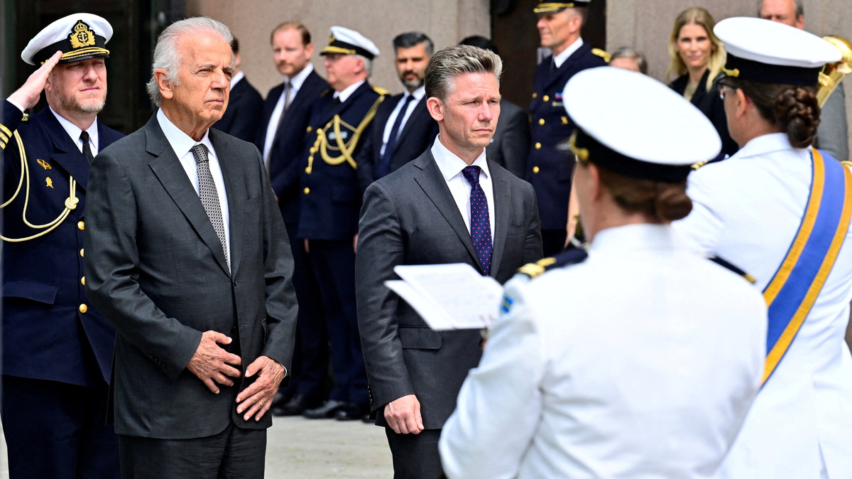 Swedish Defence Minister Pal Jonson welcomes Brazilian Defence Minister Jose Mucio during a ceremony outside the Government Offices Rosenbad in Stockholm, Sweden, June 4, 2026, ahead of a bilateral meeting. Jonas Ekstromer/TT News Agency via REUTERS