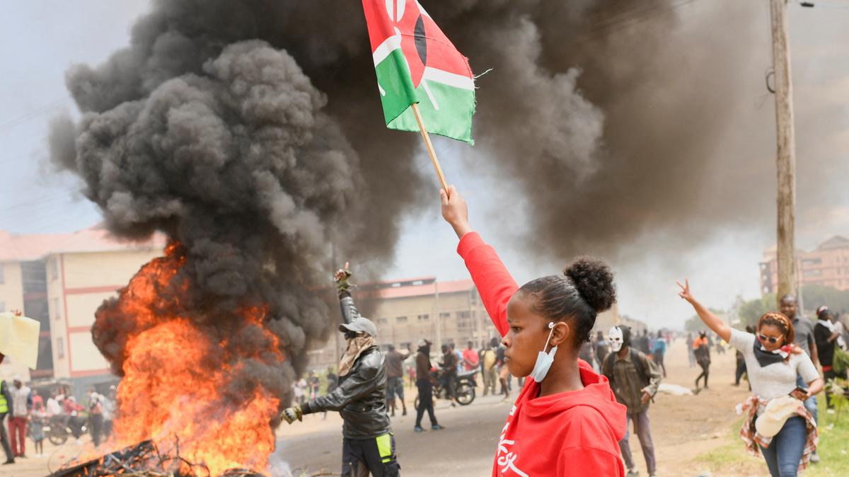 A demonstrator holds a Kenyan flag during a protest against a U.S.-backed Ebola quarantine plan on the establishment of a 50-bed facility at a Kenyan air force base that was intended to host Americans exposed to Ebola, in Nanyuki town, in Laikipia County, Kenya June 1, 2026. REUTERS/John Muchucha