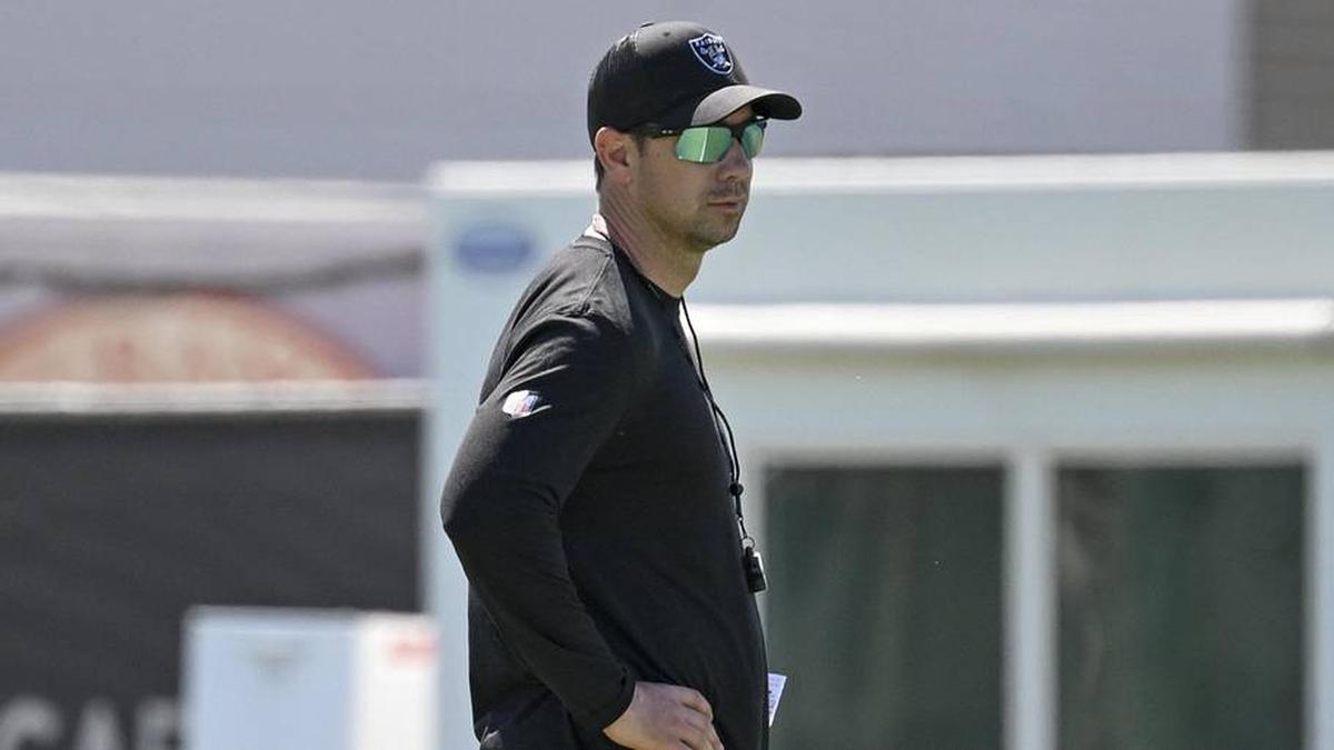  May 20, 2026; Henderson, NV, USA; Las Vegas Raiders head coach Klint Kubiak looks on during organized team activities at Intermountain Health Performance Center. Mandatory Credit: Candice Ward-Imagn Images | Candice Ward-Imagn Images 