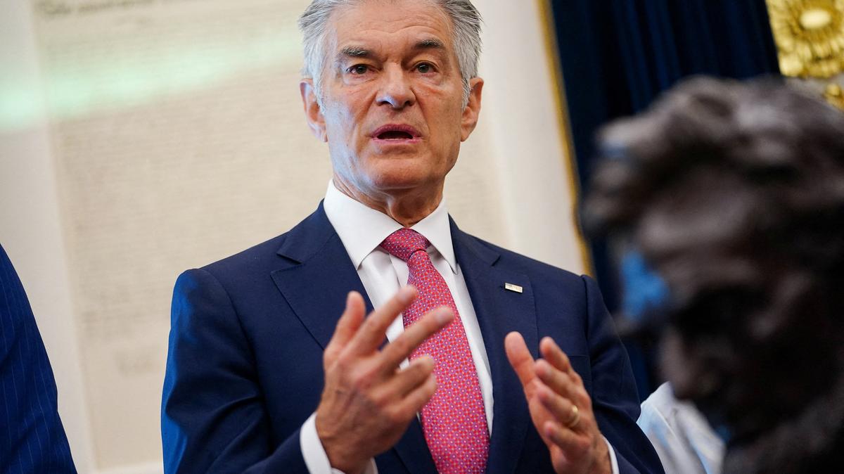 FILE PHOTO: Administrator for the Centers for Medicare & Medicaid Services Mehmet Oz speaks, after U.S. President Donald Trump signed an executive order about easing restrictions on mental health treatments, including, ibogaine, in the Oval Office of the White House in Washington, D.C., April 18, 2026. REUTERS/Nathan Howard/File Photo