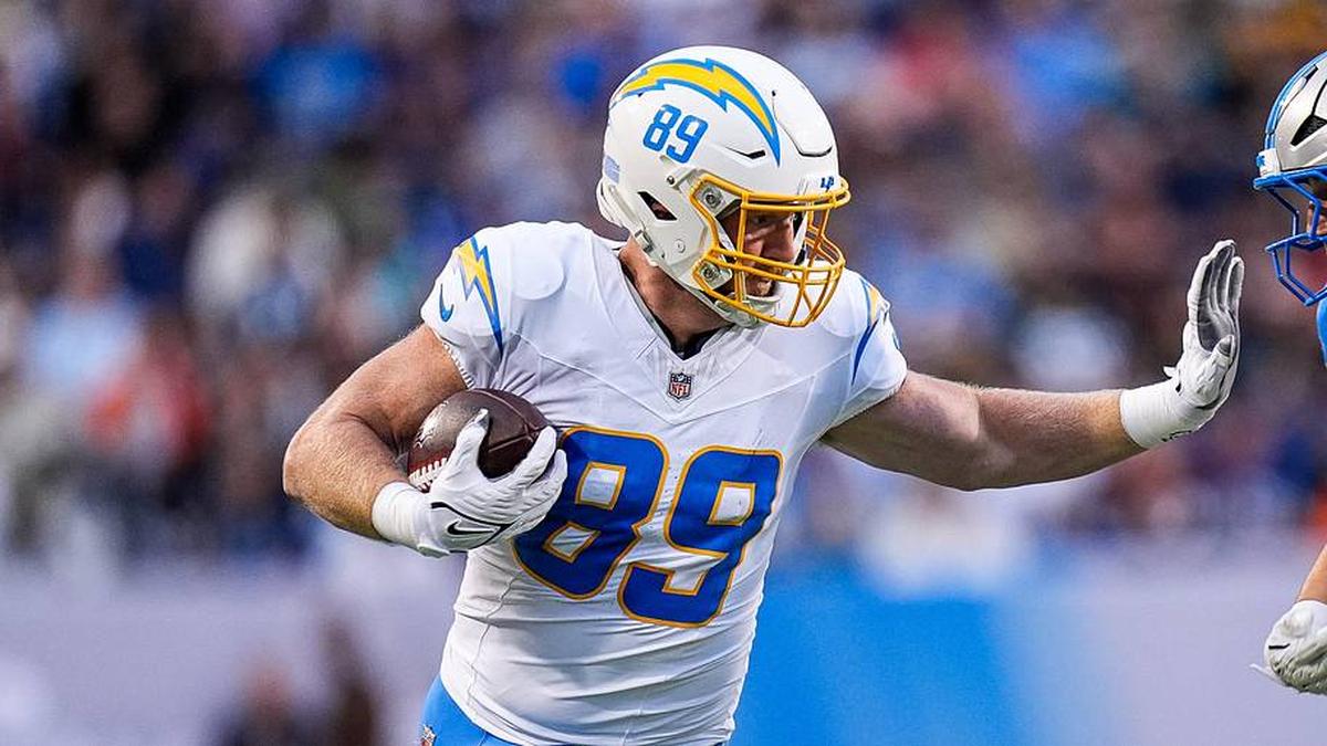  LA Chargers tight end Will Dissly (89) makes a catch against Detroit Lions linebacker Trevor Nowaske (53) during the first half of the Hall of Fame Game at Tom Benson Hall of Fame Stadium in Canton, Ohio on Thursday, July 31, 2025. | Junfu Han / USA TODAY NETWORK via Imagn Images 