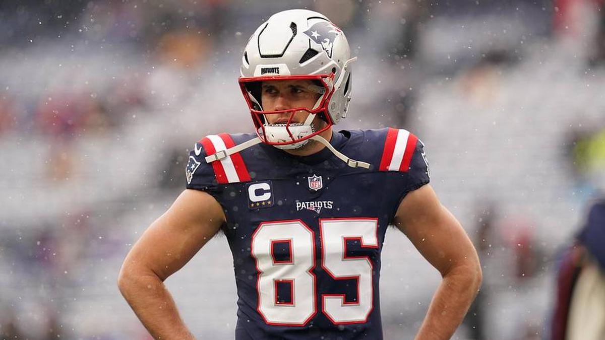  Dec 14, 2025; Foxborough, Massachusetts, USA; New England Patriots tight end Hunter Henry (85) warms up before the start of the game against the Buffalo Bills at Gillette Stadium. Mandatory Credit: David Butler II-Imagn Images | David Butler II-Imagn Images 