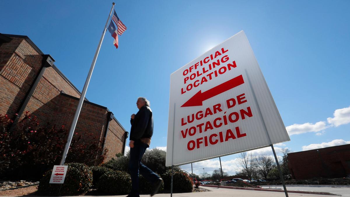 Un anuncio en español e inglés le indica a las personas la ubicación de un centro de votación en Dallas, Texas, en esta foto del 26 de febrero de 2020.