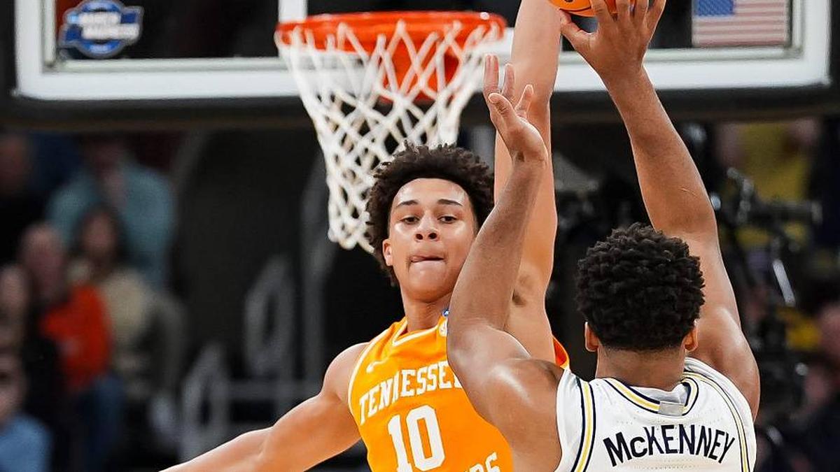  Tennessee forward Nate Ament (10) gets in the face of Michigan guard Trey McKenney (1) as he attempts a shot during a NCAA Tournament Elite 8 game between Tennessee and Michigan at the United Center in Chicago on March 29, 2026. | Brianna Paciorka/News Sentinel / USA TODAY NETWORK via Imagn Images 
