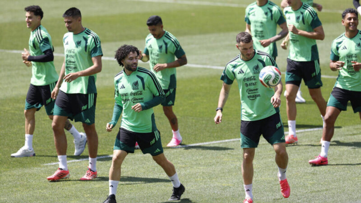 Jugadores de la selección mexicana de fútbol durante el entrenamiento celebrado este jueves en Ciudad de México. EFE/Sashenka Gutiérrez