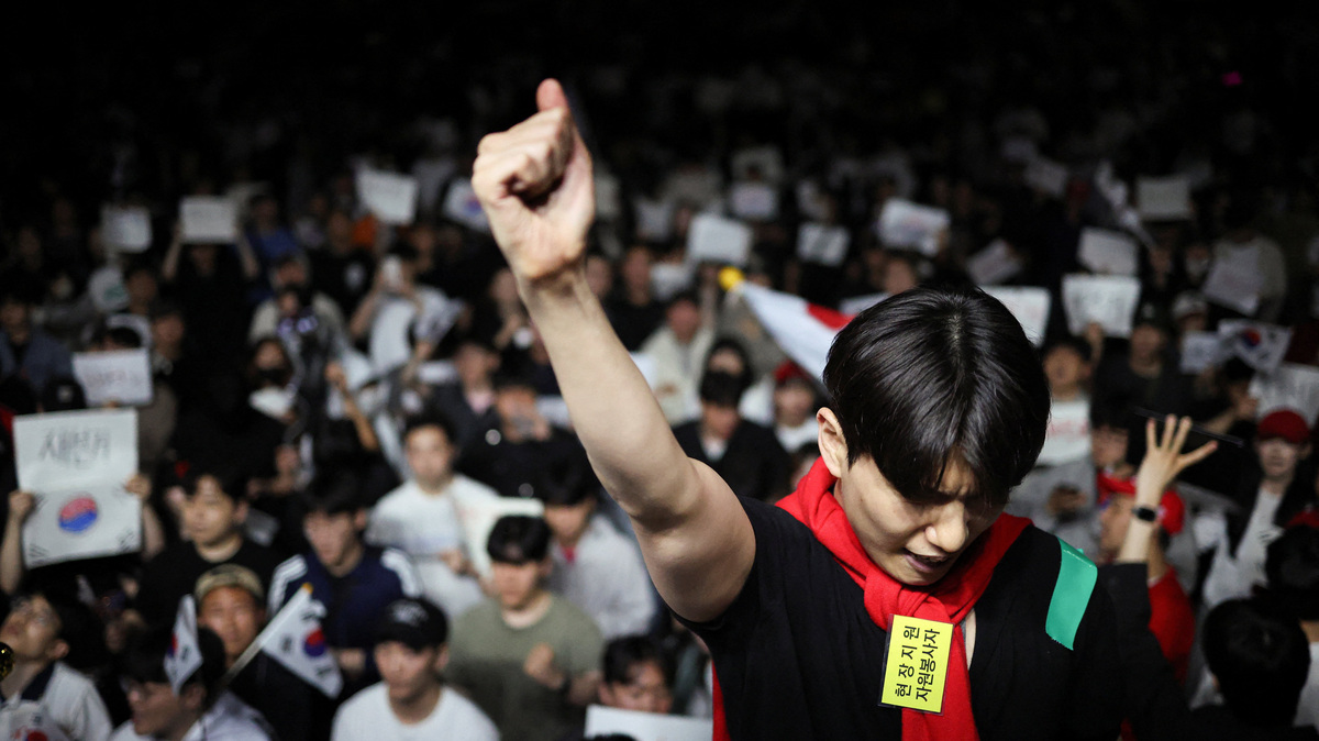 A demonstrator raises his fist as people surround a vote-counting centre to protest a controversy over a shortage of ballot papers that disrupted voting in the local election and to call for a rerun of the election, in Seoul, South Korea, June 6, 2026. REUTERS/Kim Hong-Ji