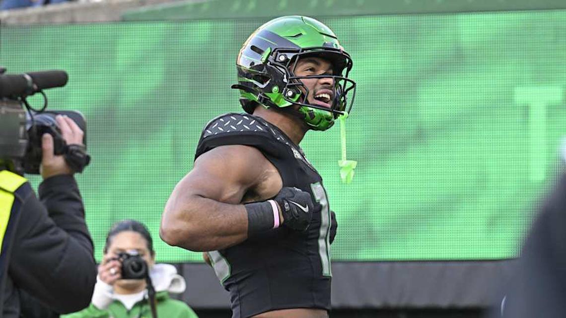  Nov 22, 2025; Eugene, Oregon, USA; Oregon Ducks tight end Kenyon Sadiq (18) celebrates scoring a touch down during the first half against the Southern California Trojans at Autzen Stadium. Mandatory Credit: Troy Wayrynen-Imagn Images | Troy Wayrynen-Imagn Images 