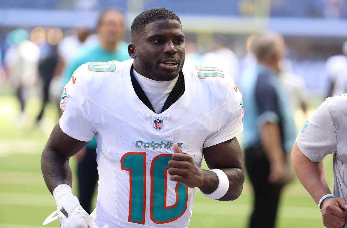  Sep 7, 2025; Indianapolis, Indiana, USA; Miami Dolphins wide receiver Tyreek Hill (10) leaves the field after losing to the Indianapolis Colts at Lucas Oil Stadium. Mandatory Credit: Trevor Ruszkowski-Imagn Images 