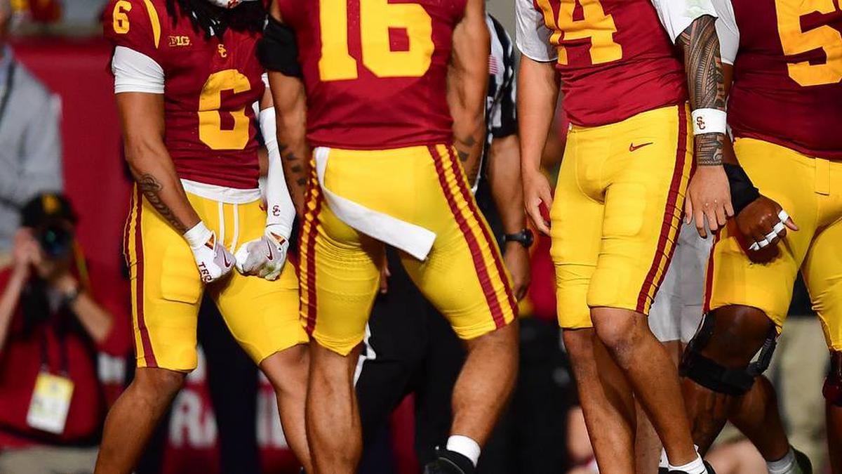  Southern California Trojans quarterback Jayden Maiava (14) celebrates his touchdown scored against the Northwestern Wildcats during the first half at the Los Angeles Memorial Coliseum. | Gary A. Vasquez-Imagn Images 