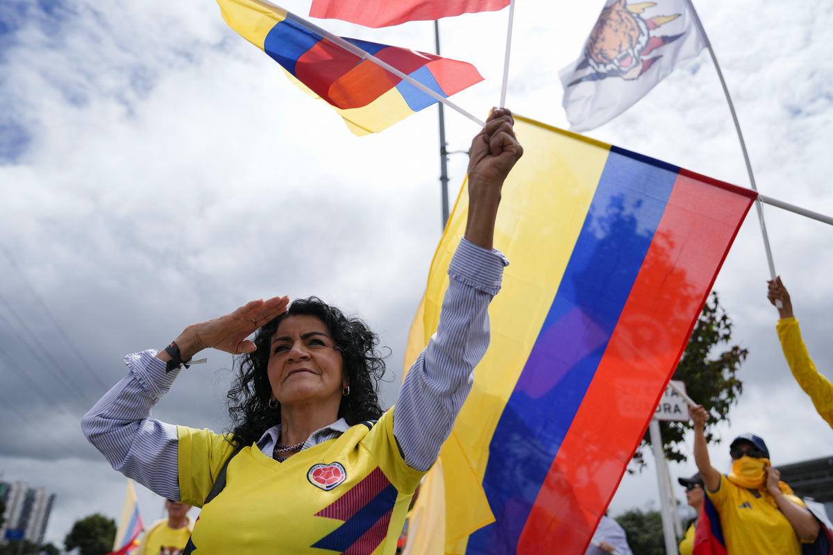 Supporters of Colombian presidential candidate Abelardo De La Espriella of the political movement Defenders of the Homeland, gather to campaign, ahead of the runoff election in Bogota, Colombia, June 6, 2026. REUTERS/Nathalia Angarita