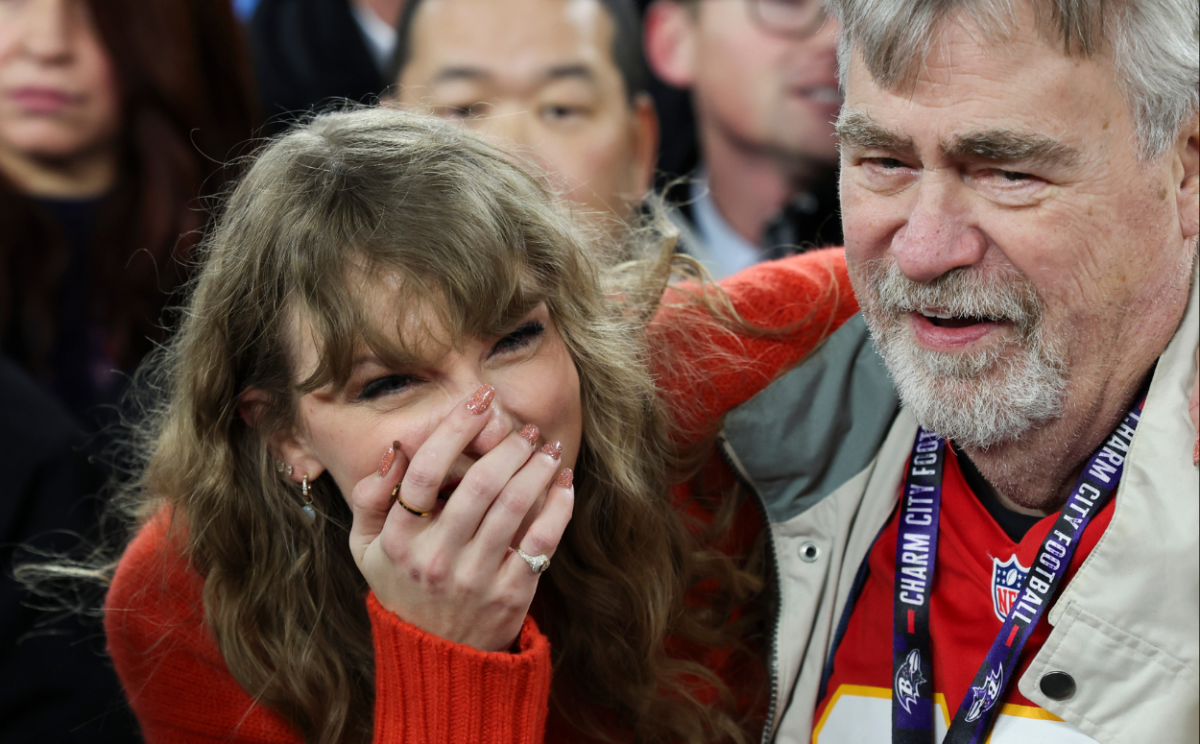 Taylor Swift, having a fine time with Travis Kelce’s dad, Ed Kelce, wore several rings to the Chiefs game Sunday, including one from a KC shop, apparently.