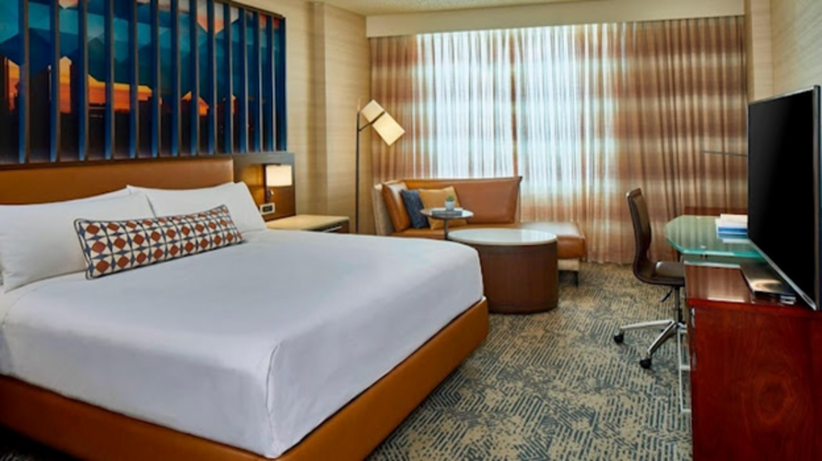 Modern comfort meets style in the guest rooms at the Renaissance Hotel Dallas. Photo credit: Renaissance Hotel Dallas