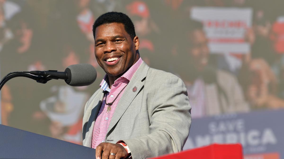Herschel Walker, entonces precandidato republicano para al Senado de EEUU por Georgia, habla durante un mitin para los candidatos republicanos de Georgia en Banks County Dragway en Commerce, Georgia, el sábado 26 de marzo de 2022.