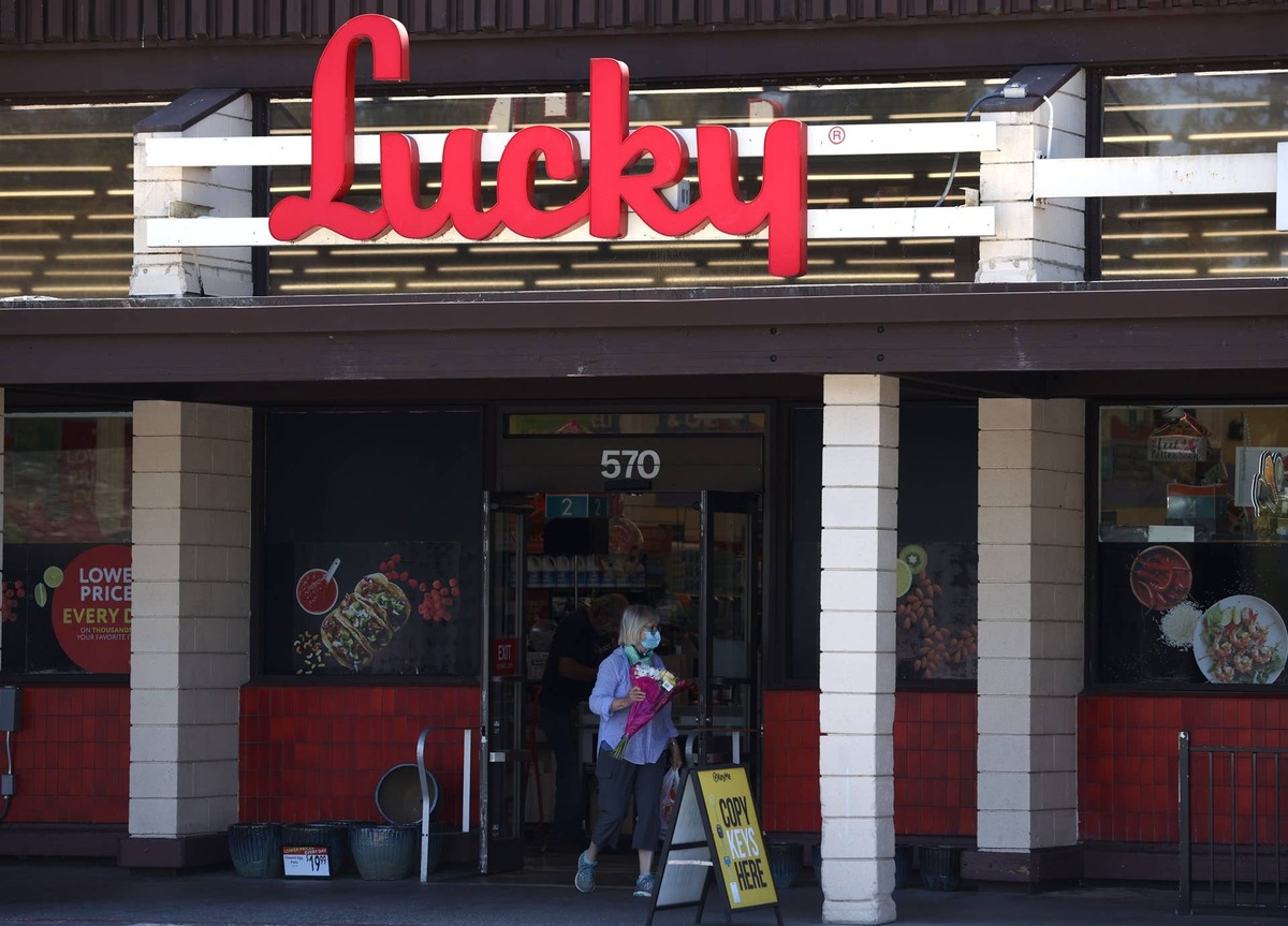  Lucky Supermarket to close two locations. 