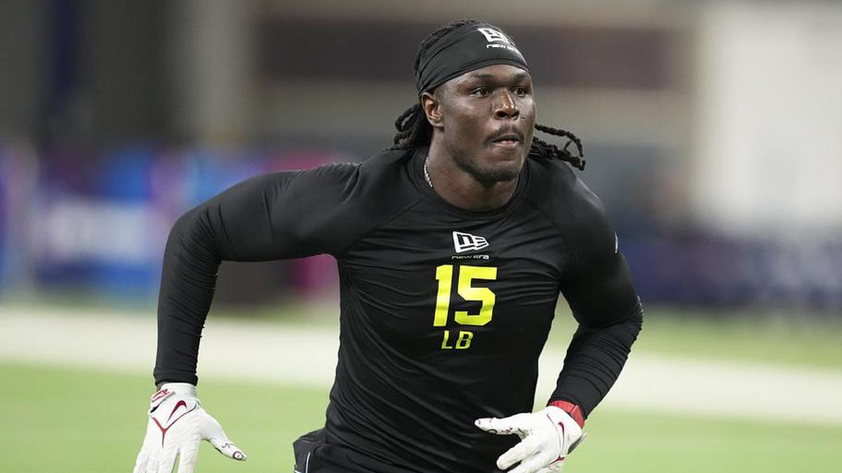  Feb 26, 2026; Indianapolis, IN, USA; Alabama linebacker Deontae Lawson (LB15) during the NFL Scouting Combine at Lucas Oil Stadium. | Kirby Lee-Imagn Images 