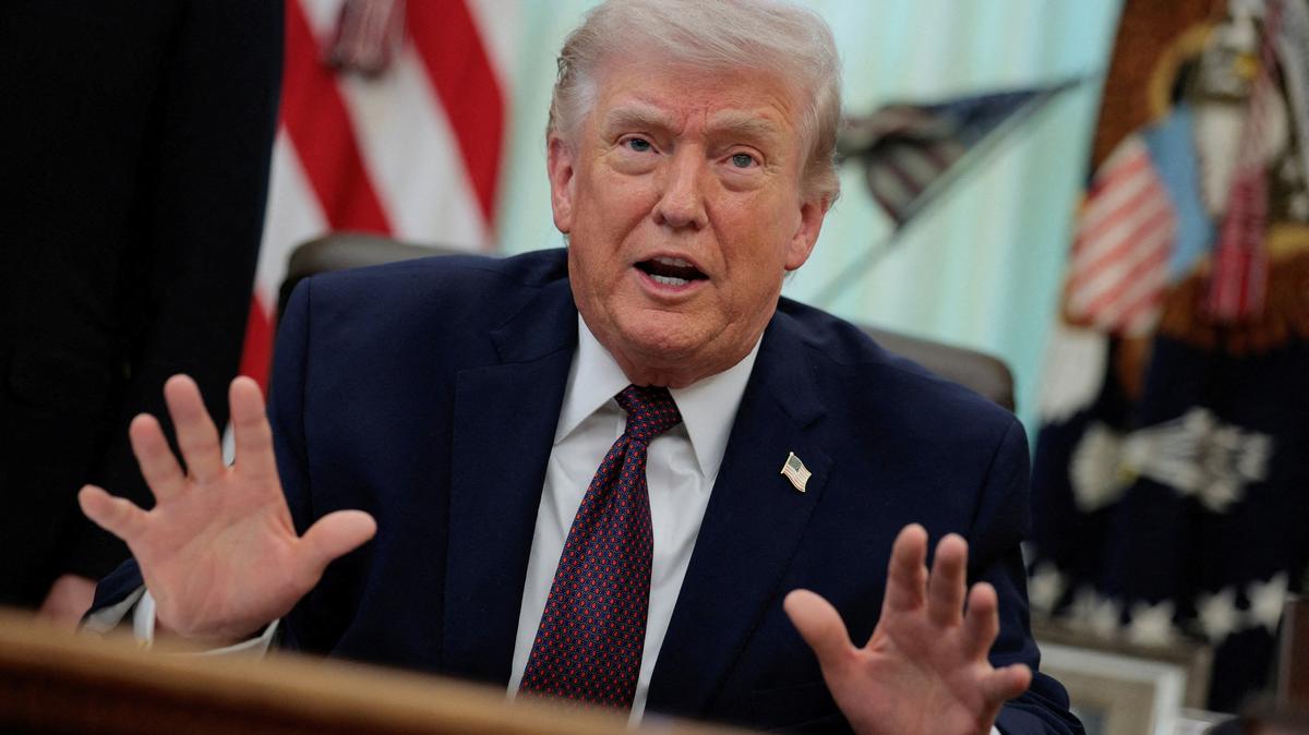 FILE PHOTO: U.S. President Donald Trump speaks during the signing ceremony for an executive order on mail ballots, in the Oval Office of the White House in Washington, D.C., March 31, 2026.  REUTERS/Evan Vucci/File Photo