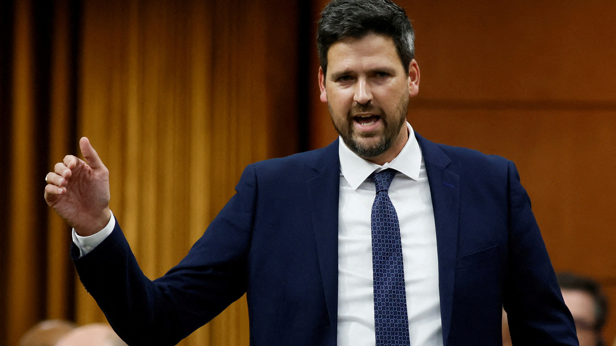 FILE PHOTO: Canada's Minister of Justice and Attorney General of Canada Sean Fraser speaks during Question Period in the House of Commons on Parliament Hill in Ottawa, Ontario, Canada September 15, 2025. REUTERS/Blair Gable/File Photo