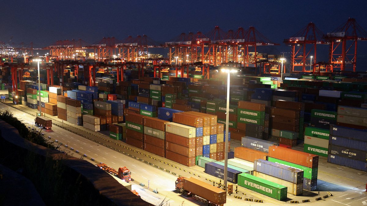 FILE PHOTO: Gantry cranes stand near stacked shipping containers at Yangshan Port outside Shanghai, China, May 7, 2026.  REUTERS/Go Nakamura/File Photo