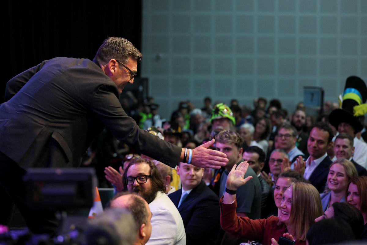 Newly elected Makerfield MP Andy Burnham of Britain's Labour Party greets a supporter following his victory in the Makerfield by-election, triggered by the resignation of Labour MP John Simons, at the The Edge Wigan in Wigan, Britain, June 19, 2026. REUTERS/Temilade Adelaja