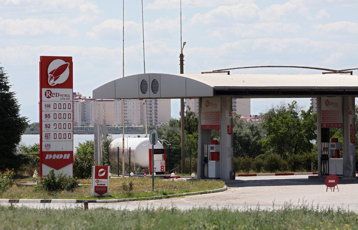 A view of an empty gas station after local authorities suspended petrol sales to the public and businesses due to a fuel crisis caused by Ukrainian attacks on its supply routes, in Yevpatoriya, Crimea, June 22, 2026. REUTERS/Alexey Pavlishak