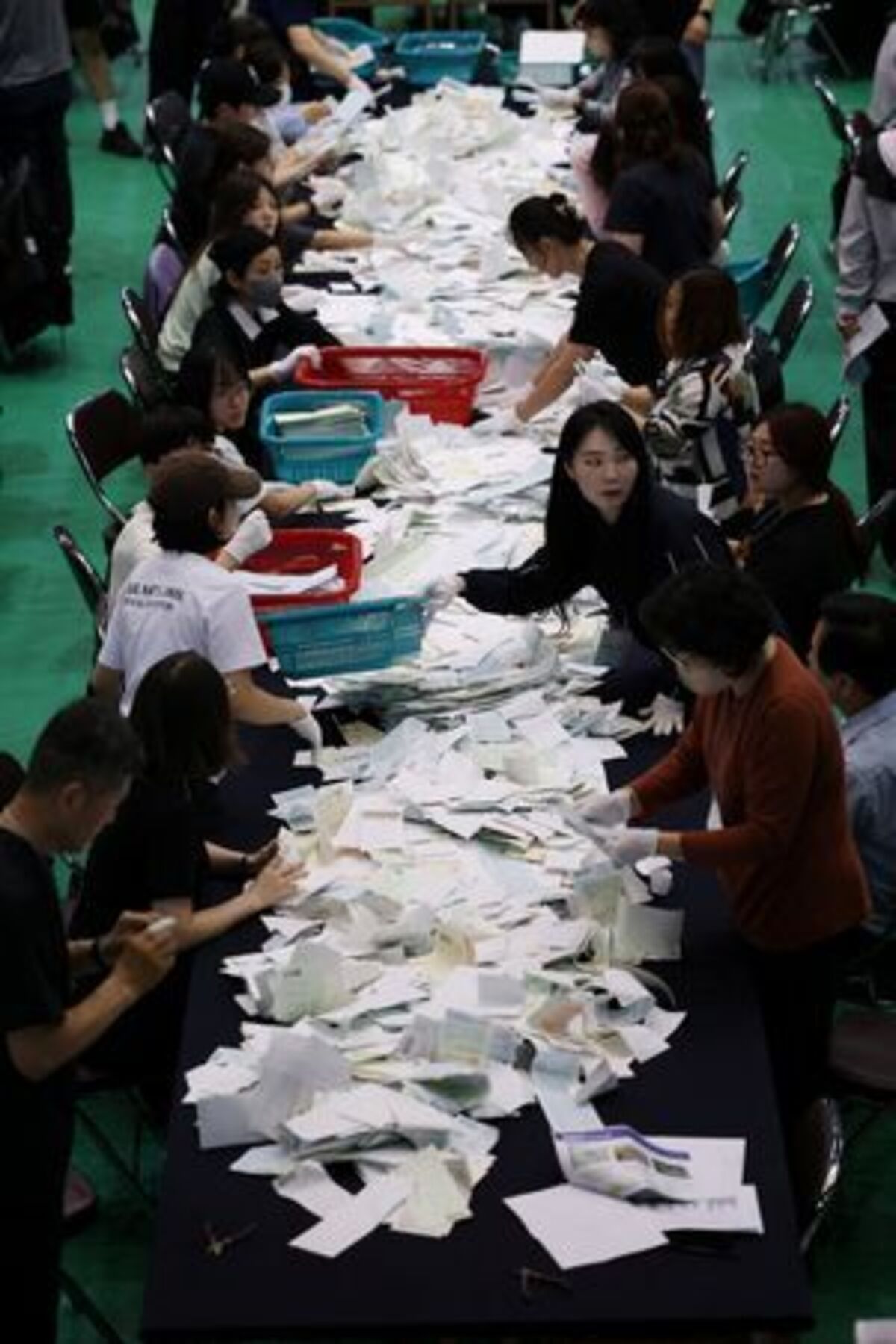Election officials count the ballots for local elections in Seoul, South Korea, June 3, 2026.     REUTERS/Kim Hong-Ji