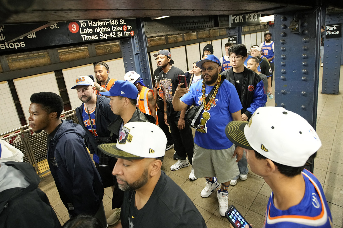 Basketball - NBA - New York Knicks Parade - New York City, New York, U.S. - June 18, 2026 General view of New York Knicks fans arriving by Subway before the parade REUTERS/Eduardo Munoz